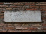 06210 ostia - regio iv - insula vii - caupona di alexander e helix (iv,vii,4) - schild.jpg